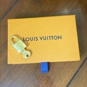AUTHENTIC NEAR MINT Louis Vuitton lock and key